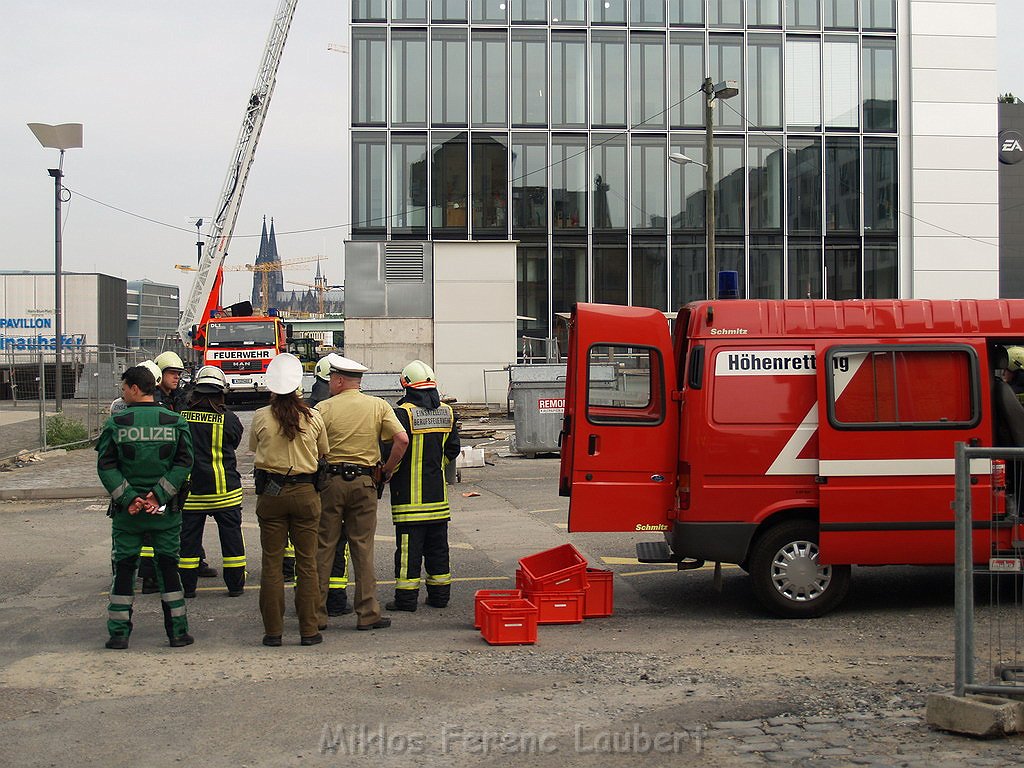 Einsatz Hoehenretter Koeln 2 Personen hingen in Gondel fest P035.JPG